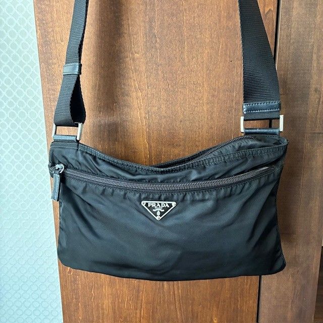 プラダ PRADA ナイロンキャンバス 三角ロゴプレート ショルダー