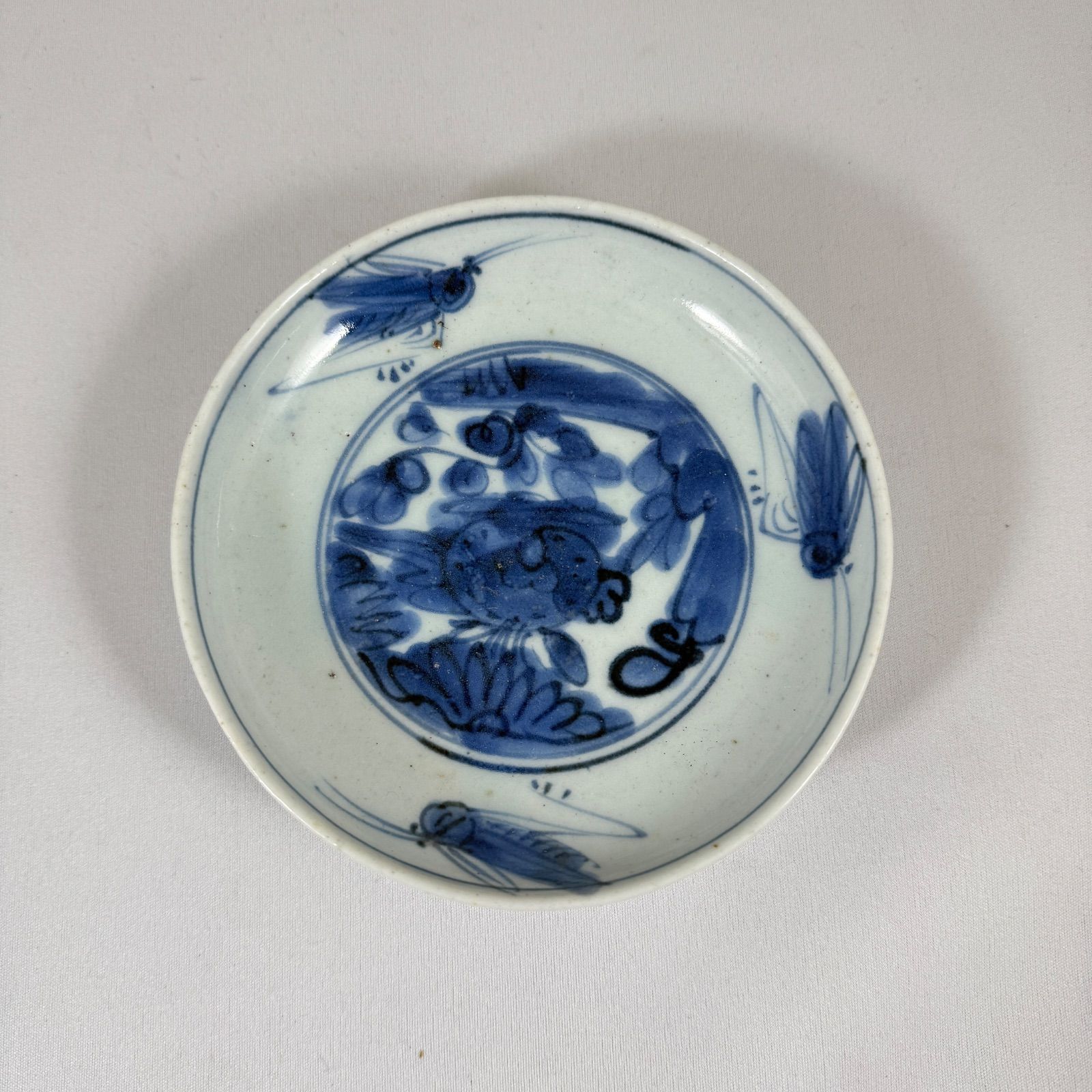 藍九谷　花唐草　皿（15.5㎝）　生掛け釉　初期伊万里　江戸前期 藍九谷 花唐草 皿（15.5㎝） 生掛け釉 初期伊万里 江戸前期 工芸品