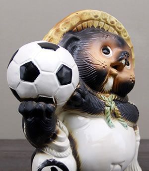 信楽焼 8号サッカー狸 信楽焼たぬき縁起物タヌキ 陶器タヌキ