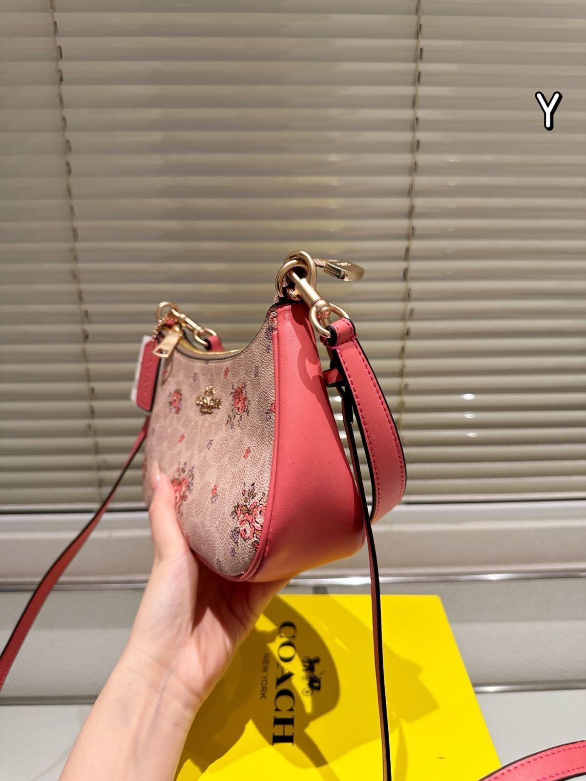 COACH TERI アンダーアーム ショルダーバッグ ホワイト 今日特価】COACH Teri ショルダーバッグ（アンダーアーム