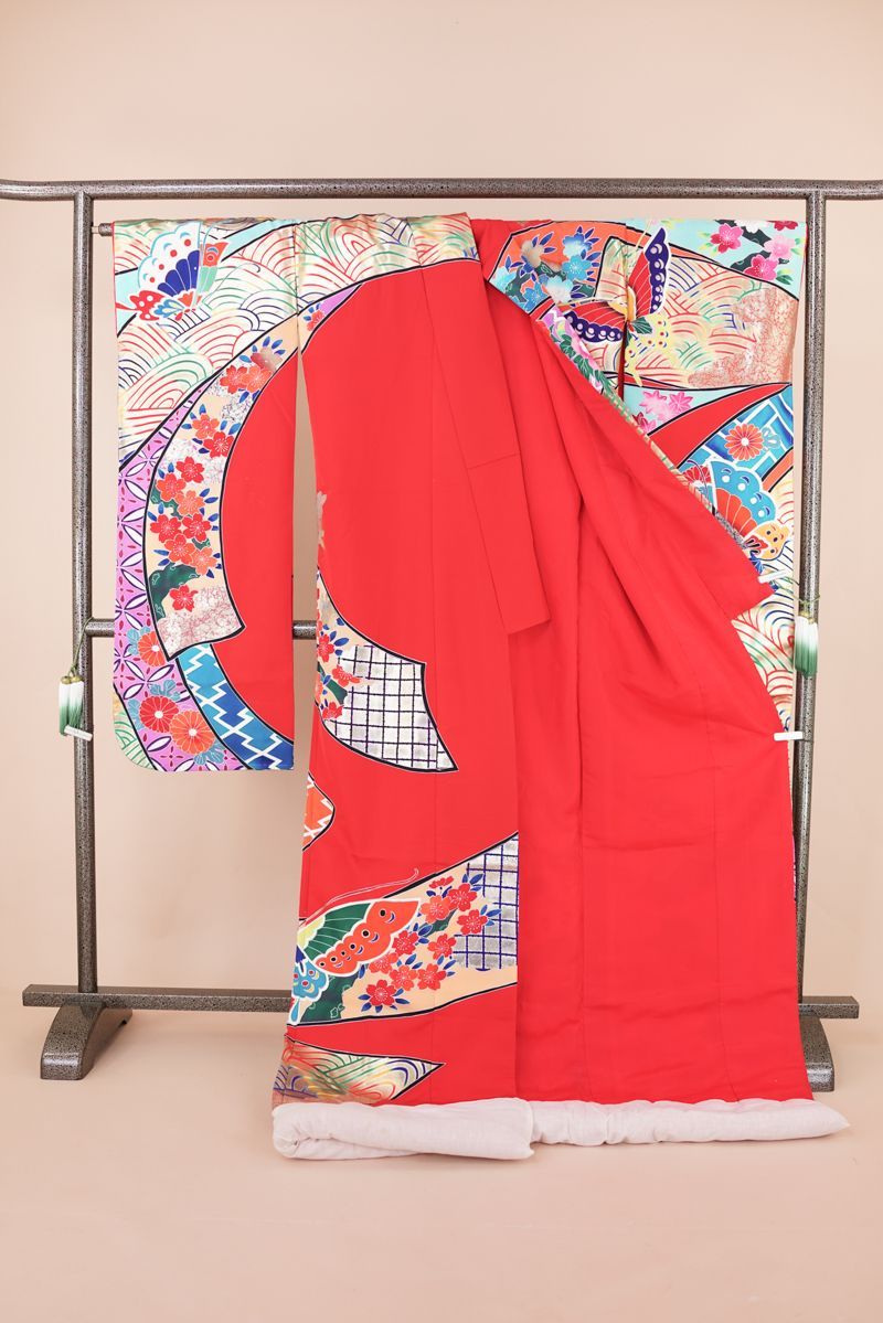 販売 クラレナの 朱赤 古典文様 花 熨斗 蝶々 正絹 色打掛(cl_kimono2324) 楽天市場】《フォーマル衣装》販売 クラレナの朱赤 古典文様 花 熨斗