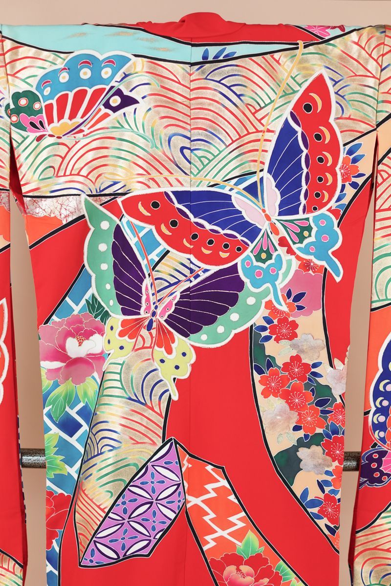 販売 クラレナの 朱赤 古典文様 花 熨斗 蝶々 正絹 色打掛(cl_kimono2324) 朱赤 古典文様 花 熨斗 蝶々 正絹 色打掛(cl_kimono2324) - メルカリ