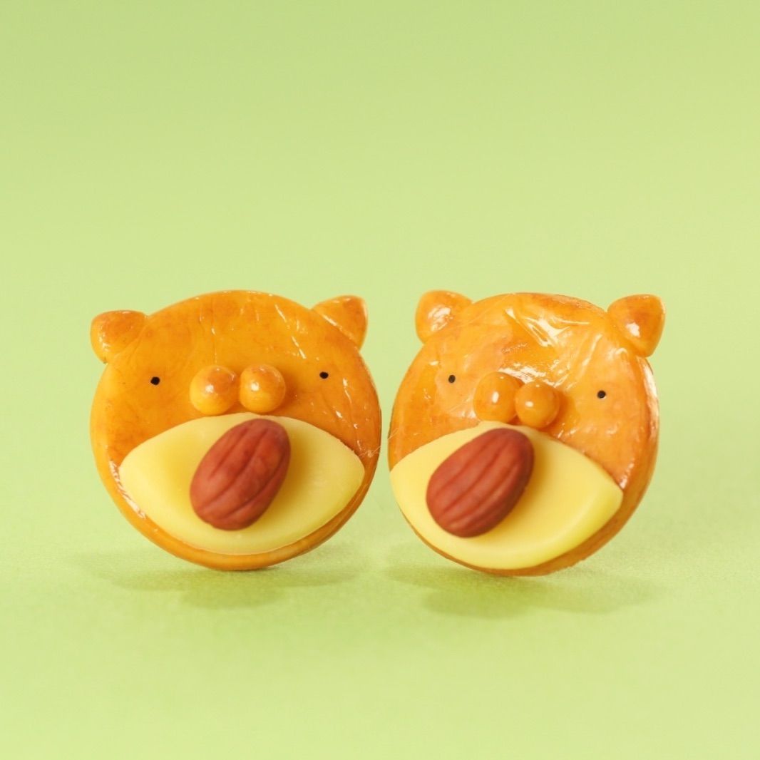 ねこのチーズおかきピアス - メルカリ