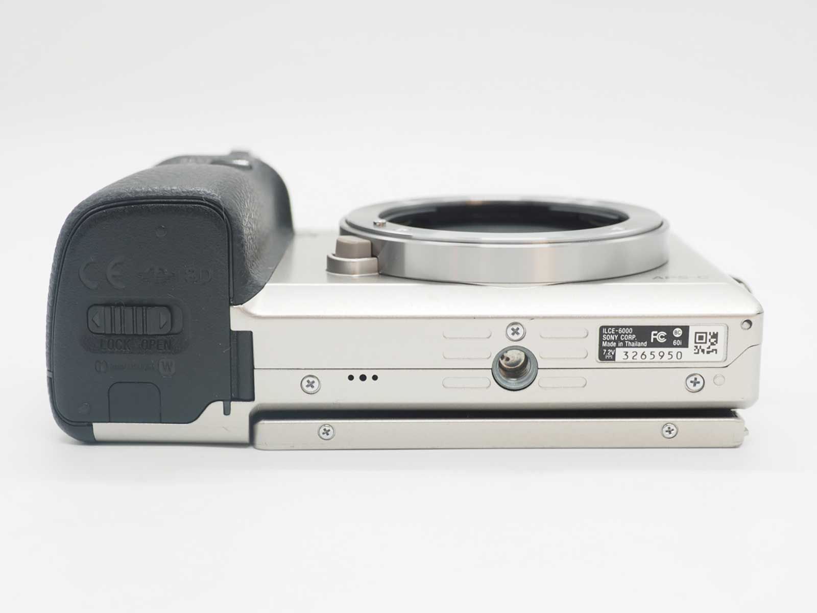 SONY ミラーレス一眼 α6000(シルバー) 送料 無料