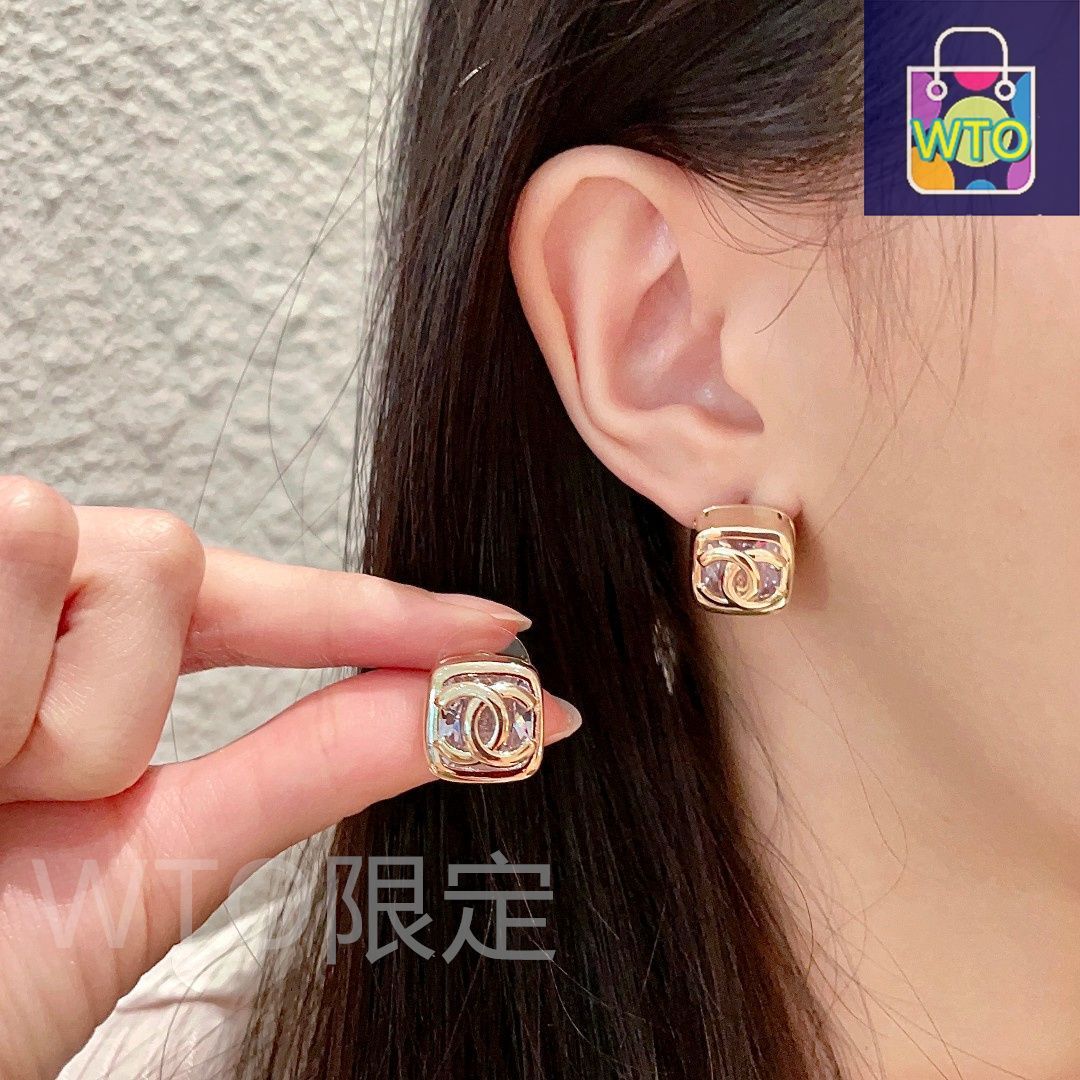 ピアスが主役のコーデに！ヴィンテージ風デザイン CHANEL ピアス ピアスが主役のコーデに！ヴィンテージ風デザイン CHANEL ピアス