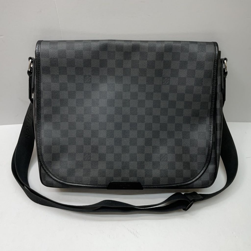 01w-3041 ルイ・ヴィトン LOUIS VUITTON  ダミエ・グラフィット ダニエルＭＭ ブラック  フランス製 メンズ   ショルダーバッグ  N58029  【中古品】