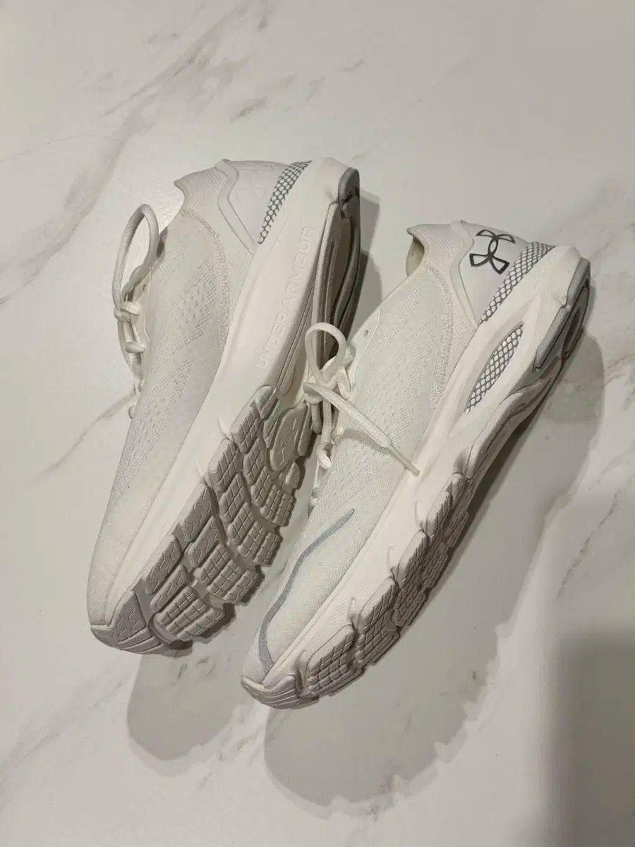 UNDER ARMOUR アンダーアーマー ホバー ソニック 6 ランニングシューズ