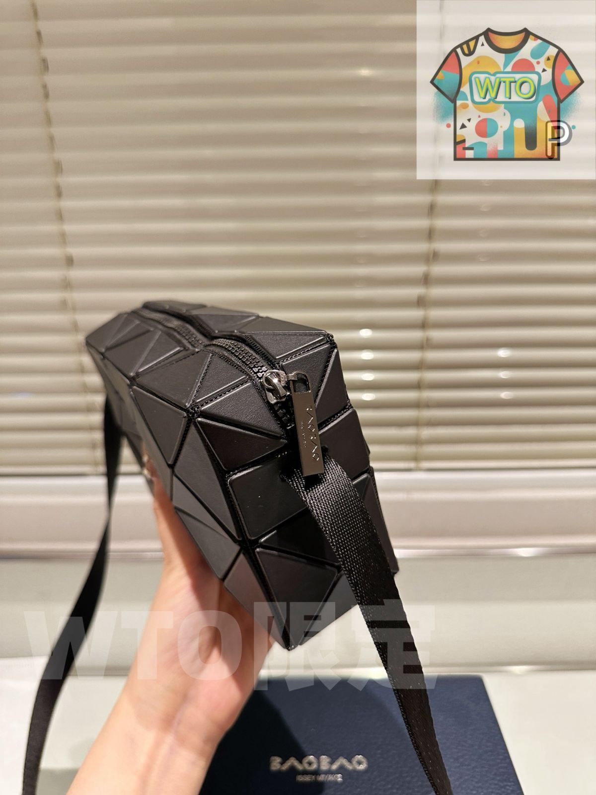 今日WTO】Issey Miyake イッセイ・ミヤケ カメラバッグ レーザー