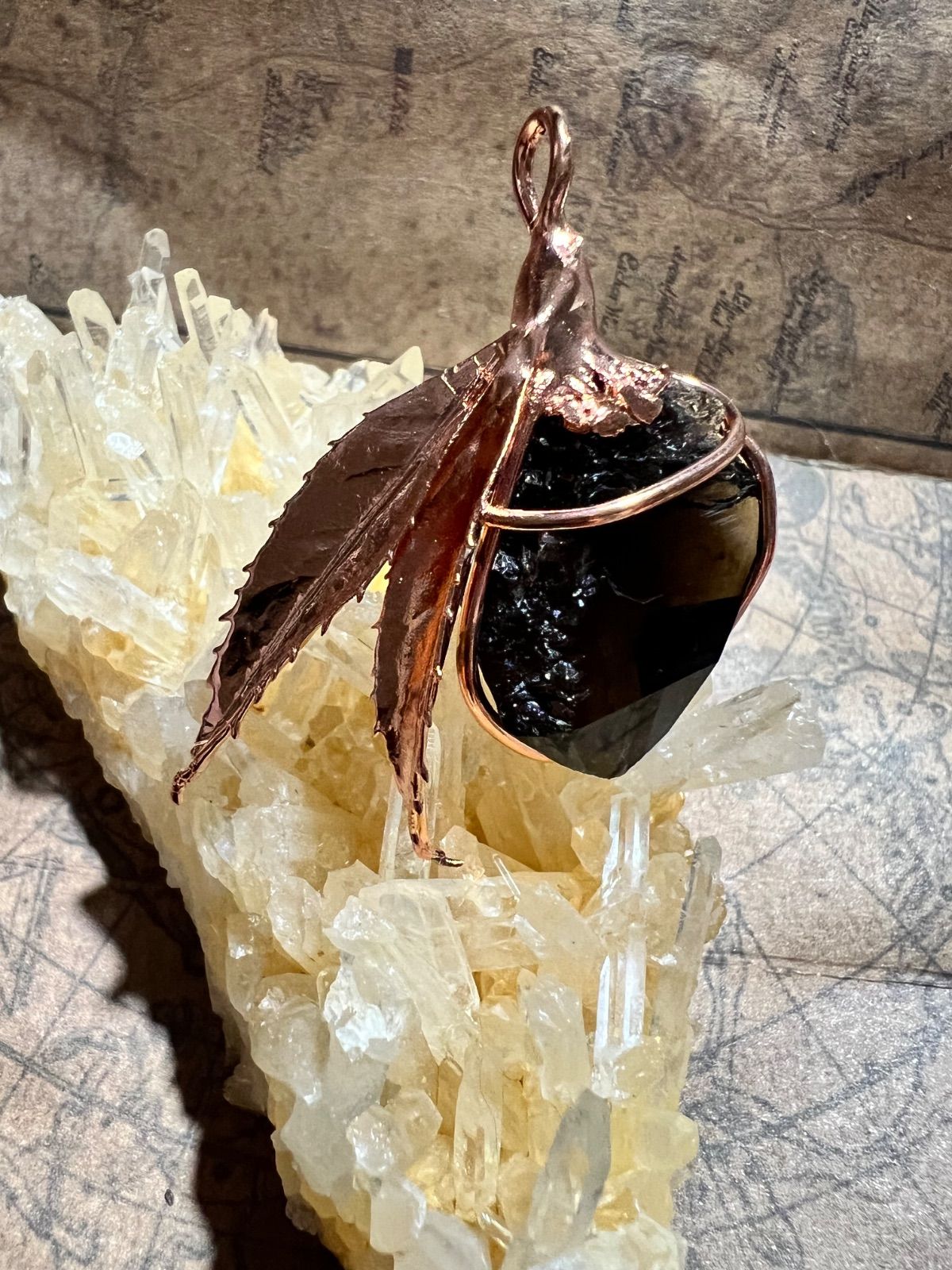 龍脈の精髄 ― 黒水晶ペンダント 護りと再生を宿す大地の力 売上の一部は保護猫活動に使用させていただきます WWW_OLIVIERBERNSTEIN_COM