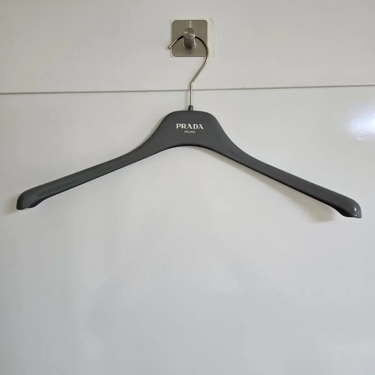 PRADA 　ハンガー 美品》PRADA プラダ 木製 ハンガー 非売品 - メルカリ