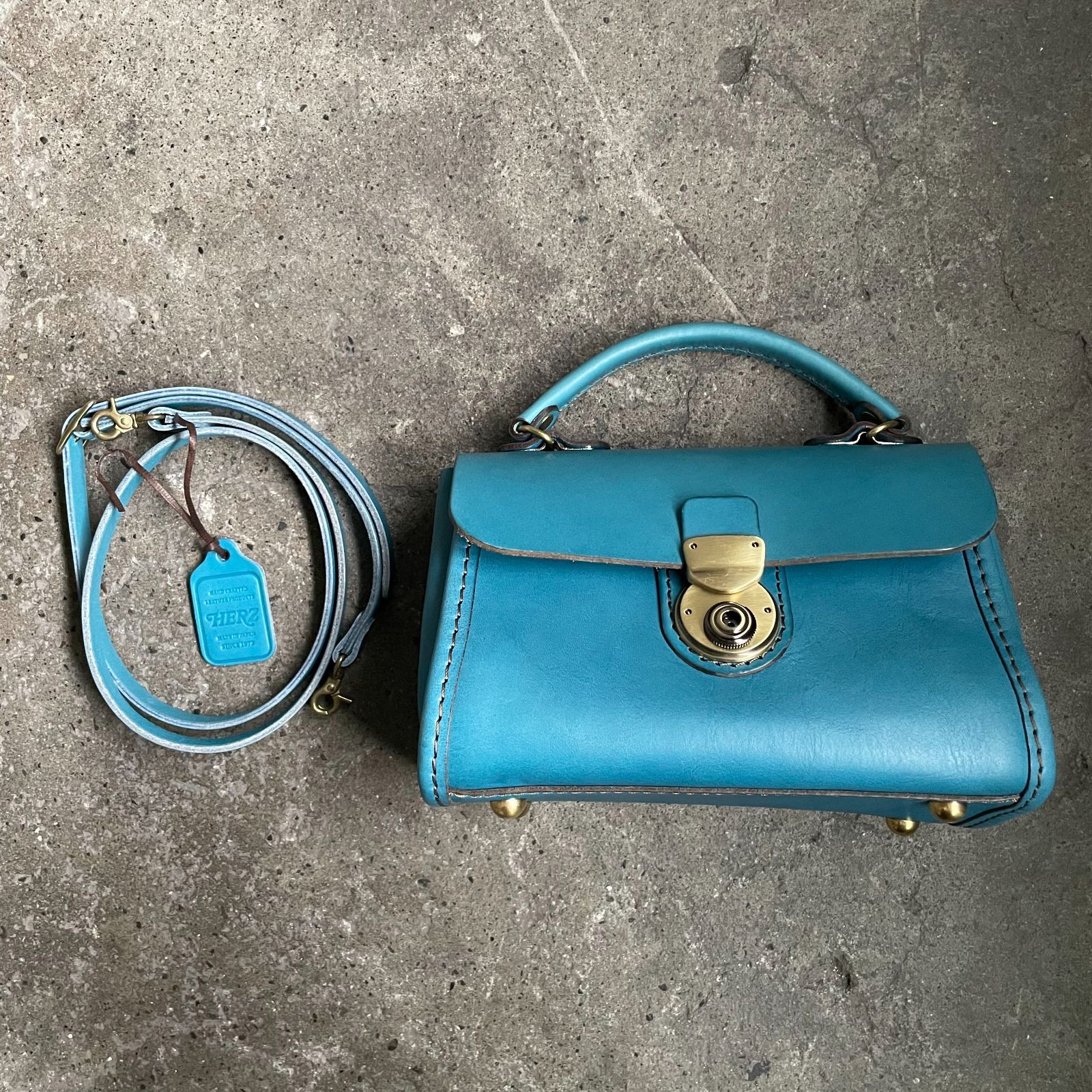【最終価格/セルリアンブルー】HERZ ヘルツ ライトミニショルダー 未使用 セルリアンブルー特別仕様のライトミニショルダー「革鞄のHERZ(ヘルツ