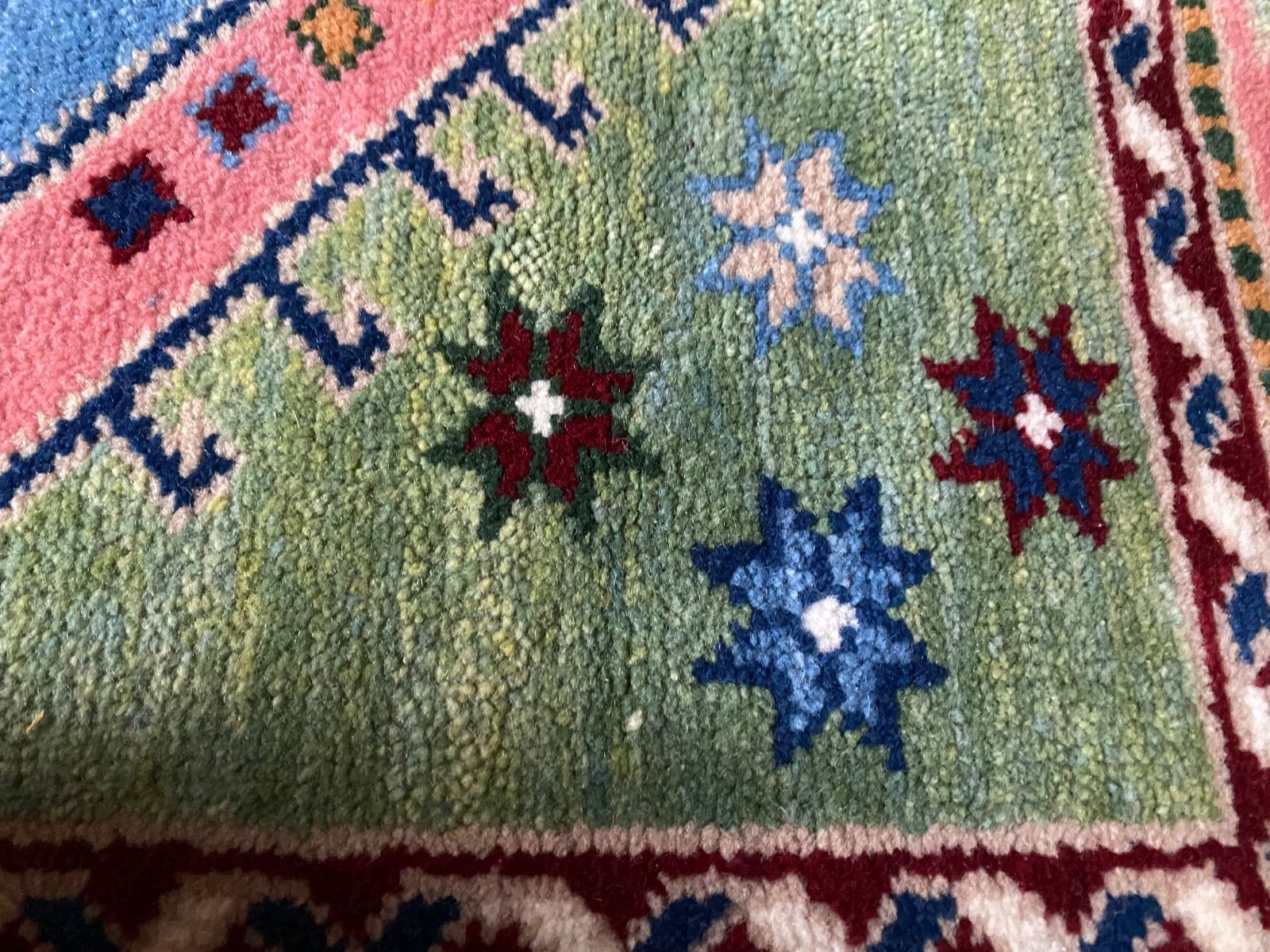 どんな家具にも合うエーゲ海沿いユントダ―のふわふわ絨毯