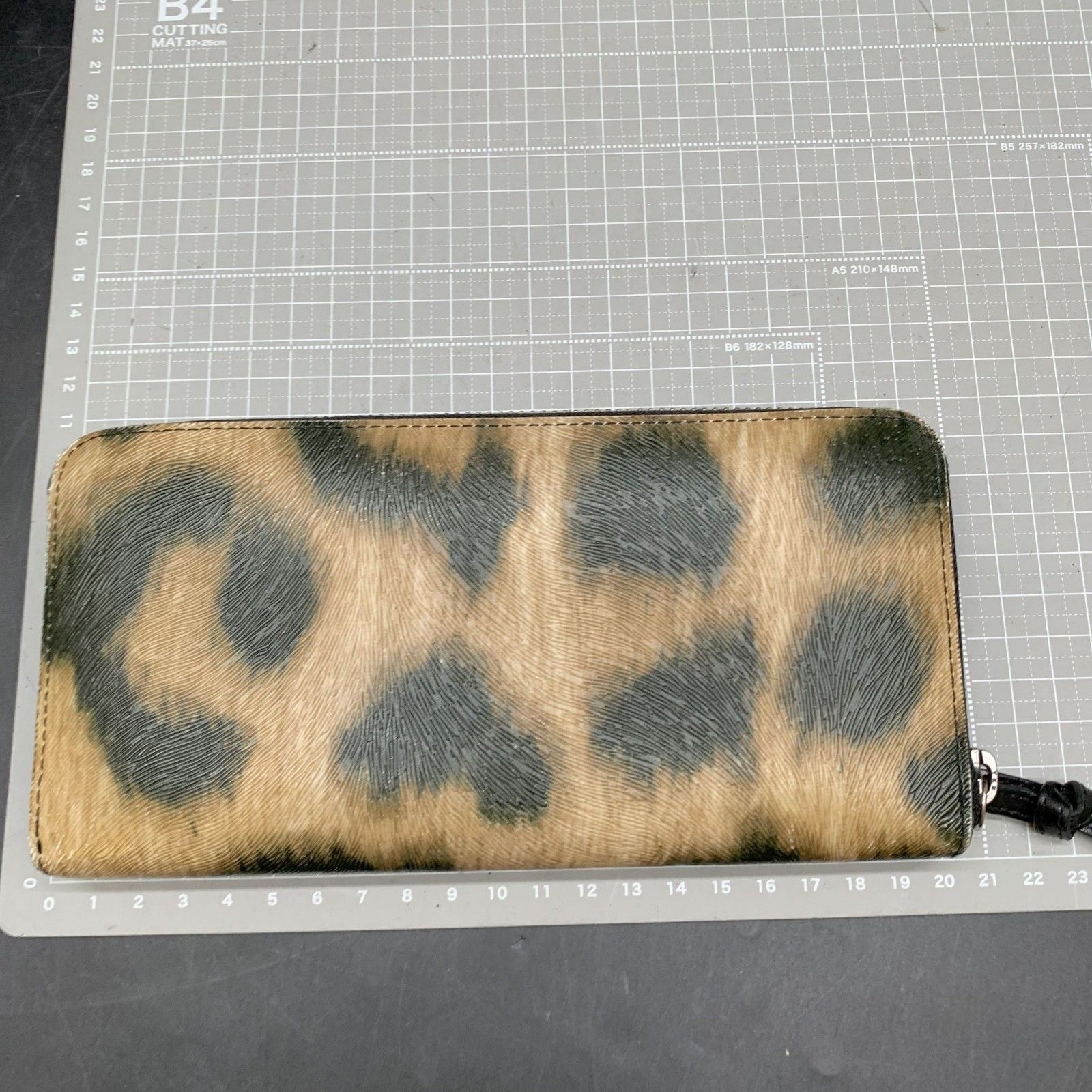 ヴィヴィアンウエストウッド レオパード ヒョウ柄ラウンドファスナー