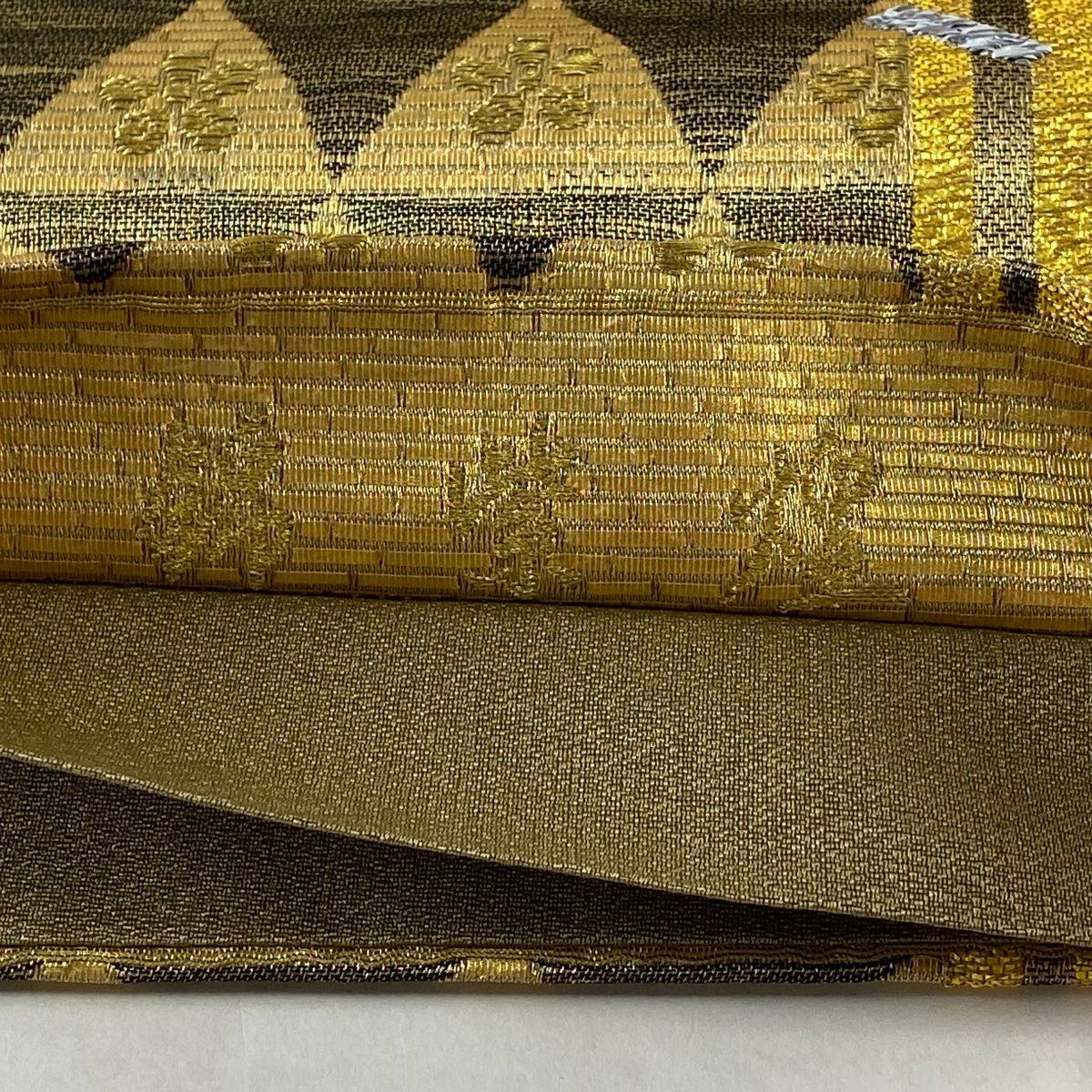 袋帯 名品 落款 錦紫煌 共箱あり 鱗文 縞模様 箔 金糸 金色 六通 袋帯 名品 落款 錦紫煌 共箱あり 鱗文 縞模様 箔 金糸 金色 六通