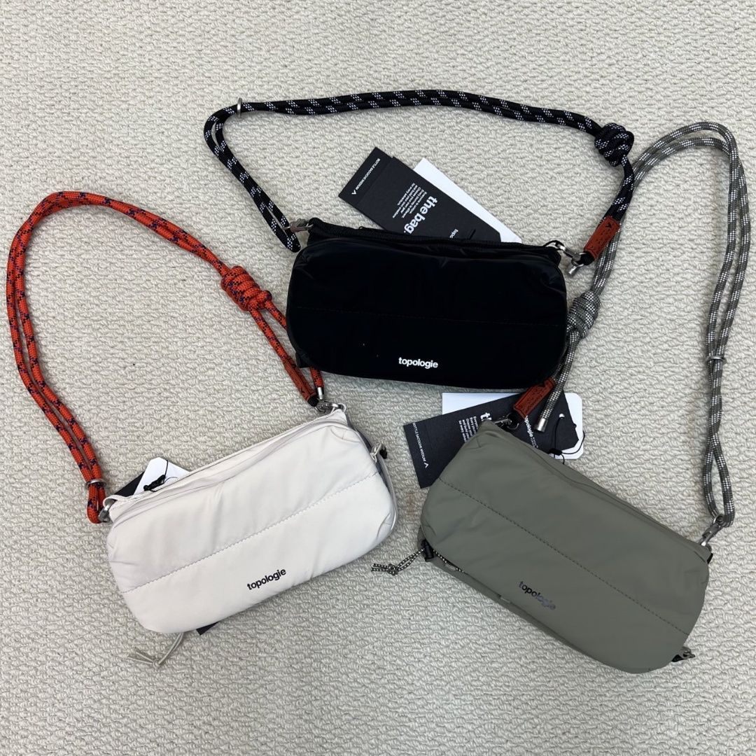 【新品未使用】 Topologie ボトルサコッシュ（ストラップ付き) topologie.jp スタイリッシュかつ大容量のボトルサコッシュ