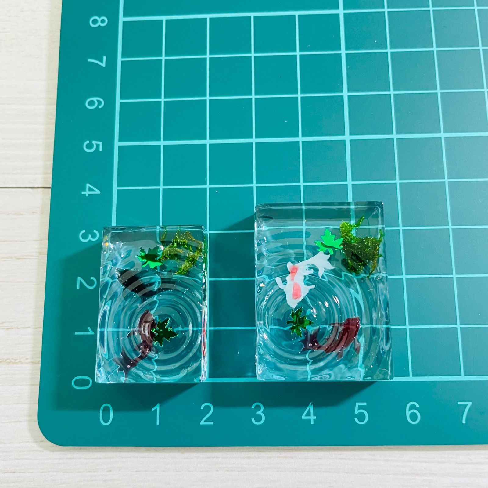 再販】金魚が泳ぐ波紋のオブジェ 緑もみじ 2個セット レジン