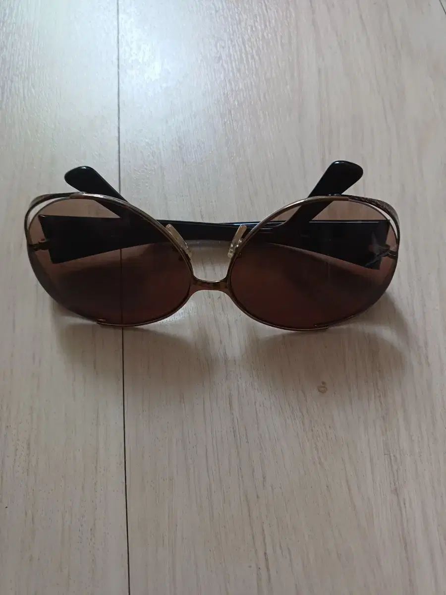 FENDI 新品☆FENDIサングラス ブラウン ケース入 FENDI ブラウン サングラス ケース付き 小物