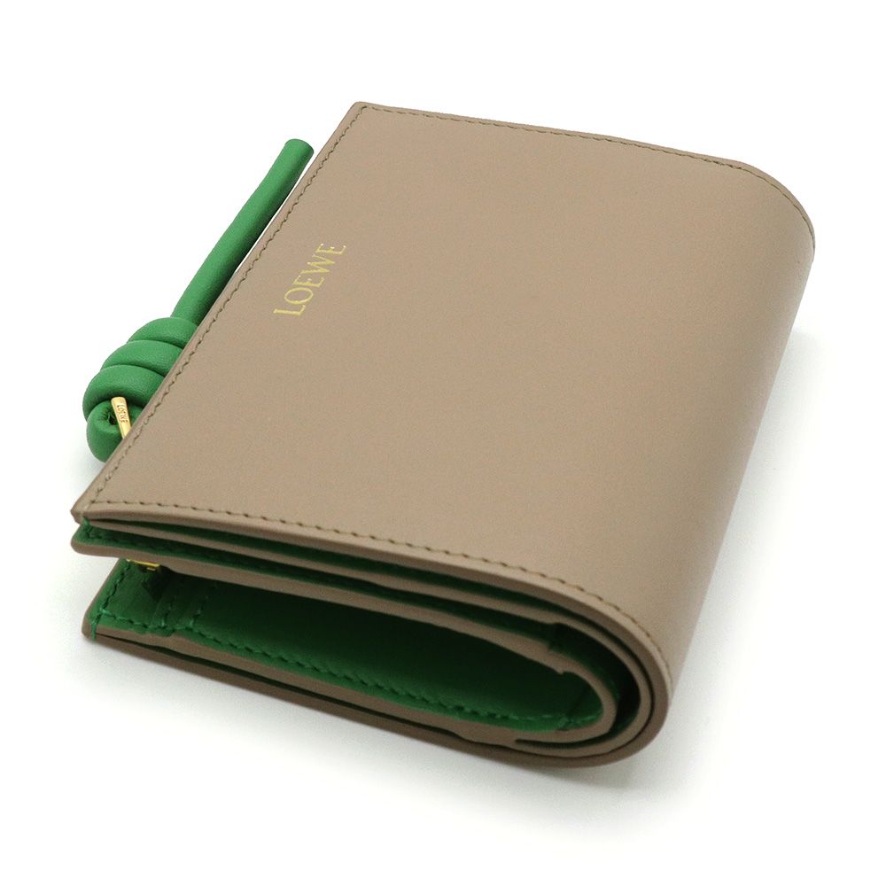定価9.3万【極美品】　ロエベ 二つ折り財布 コンパクトウォレット 緑 グリーン ロエベ ノット コンパクト ウォレット 二つ折り財布 シャイニー