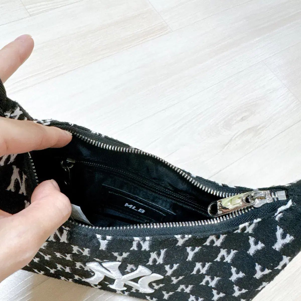 MLB モノグラム ジャカード ホーボーバッグ NY (Black) MLB Monogram Embo New York Yankees Hobo Bag Hand Bag NY Logo