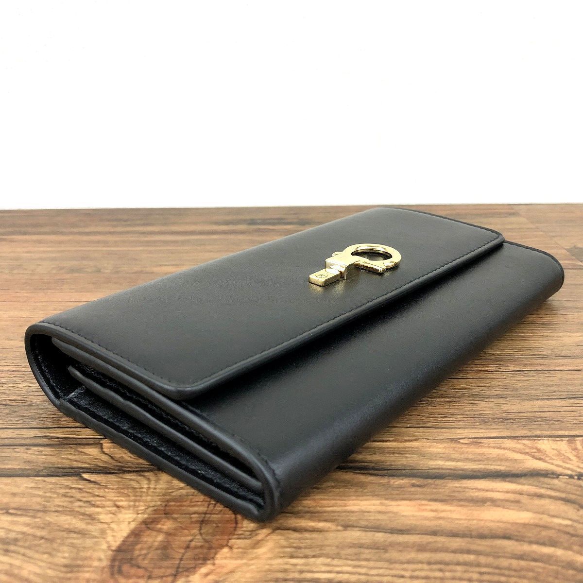121 送料込み！ 未使用品 Salvatore Ferragamo 長財布 22-D999  