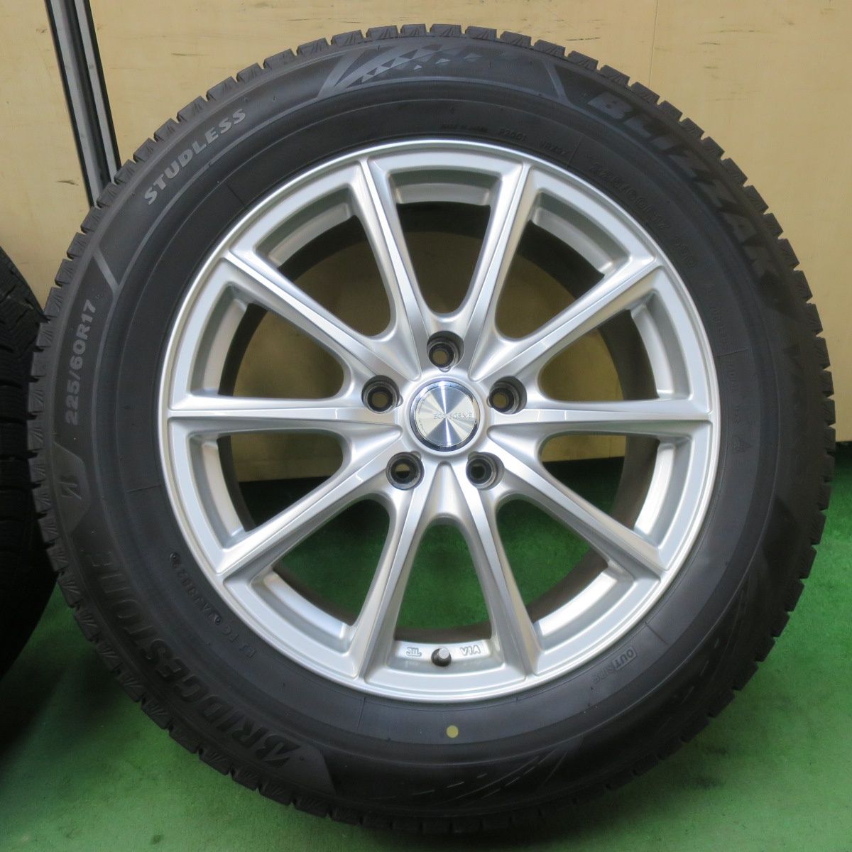 バリ溝！22年！キレイ！9.5分☆スタッドレス 225⁄60R17 ブリヂストン 