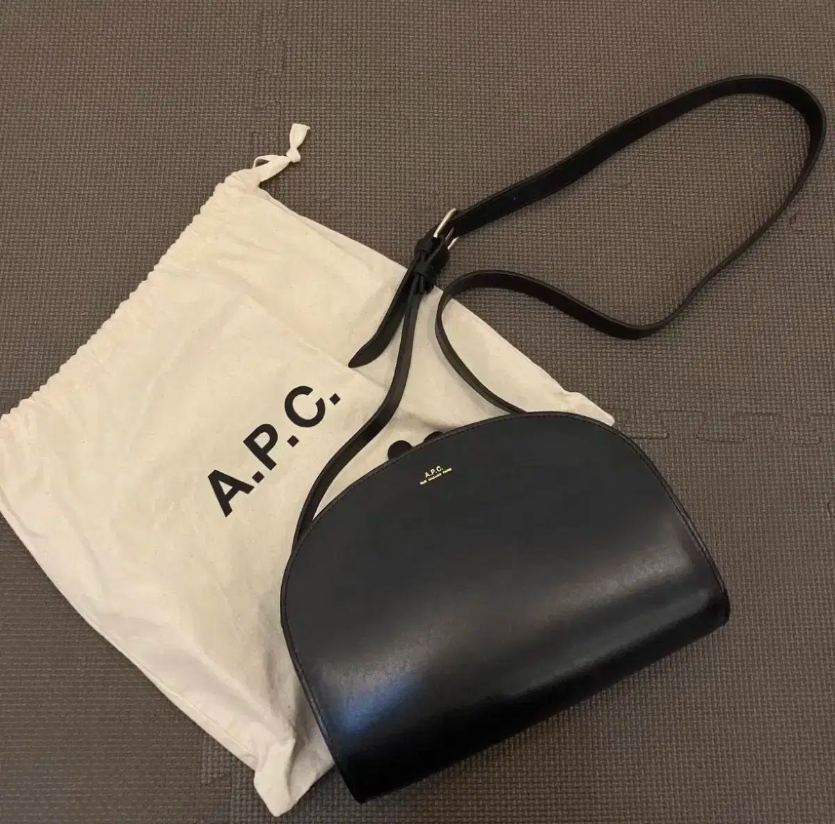 A.P.C アー ペー セー ハーフムーンバッグ