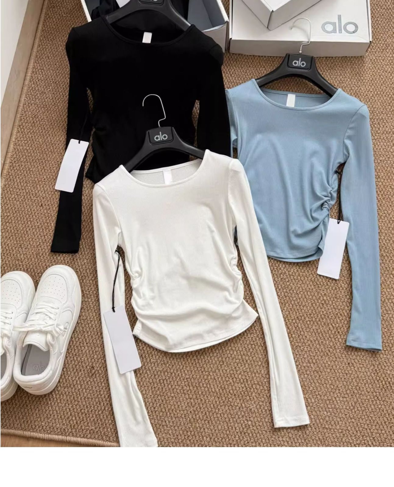 alo yoga シンプルなサイドギャザー入り長袖Tシャツ レディース スリムで細見えするインナー風トップス