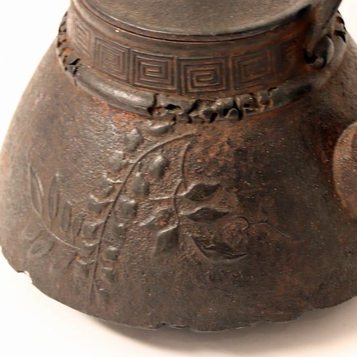 八角形 鋳鉄製 鉄瓶　龍文堂 八角形 鋳鉄製 鉄瓶 龍文堂（龍文堂 造『鉄瓶』 ｜骨董品買取 緑