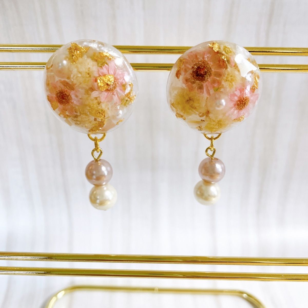 ピンク 白 ドライフラワー パール レジン ピアス - メルカリ