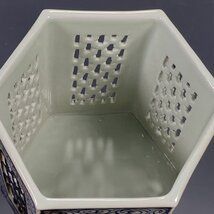 青花透かし彫り六角形筆立