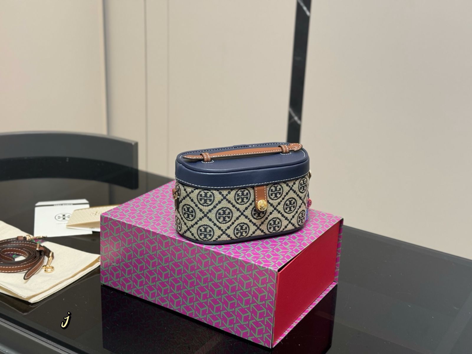 今日 Tory Burch TB ニュー ボックスバッグ with 調節 ハンドル