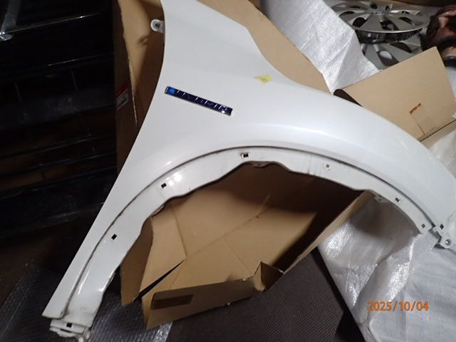 程度良 ヴェゼル RU1 フェンダー 右 パールホワイト 60210-t7a-g00zz