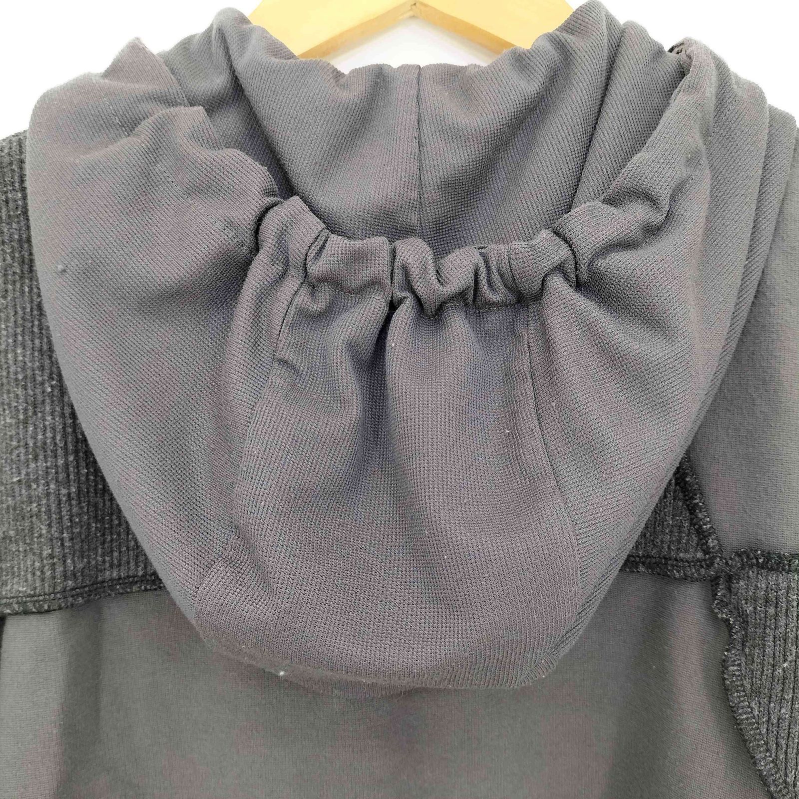 hyein seo(ヘインソ) TWISTED HOODIE サムホール レディース JPN：1  中古 古着 0344 ヘインソ hyein seo TWISTED HOODIE サムホール レディース JPN