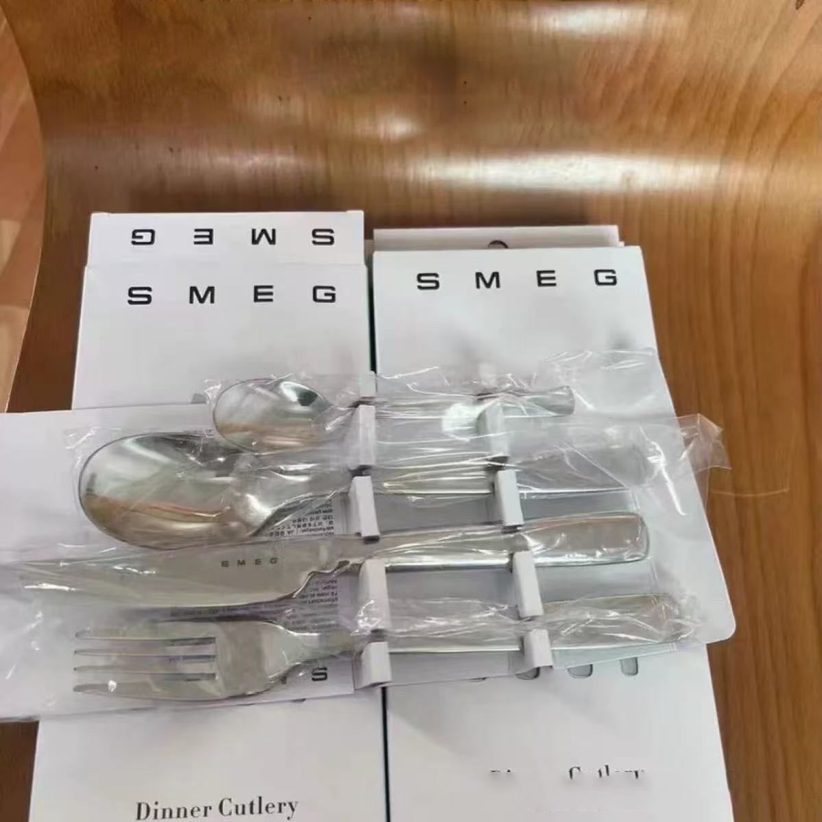 osaruさん専用　SMEG カトラリーセット　4セット SMEG スメッグ カトラリー4点セット ステンレス製 ディナー