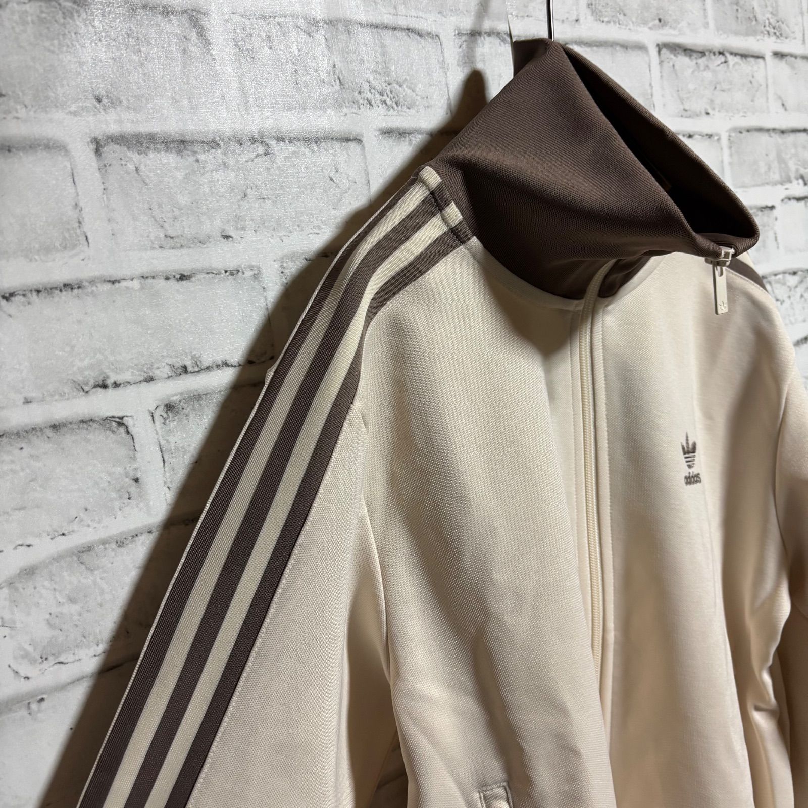 新品L adidasトラックジャケット 刺繍トレファイル ベージュ×モカブラウ 新品L⭐️adidas トラックジャケット/ジャージ 刺繍トレファイル