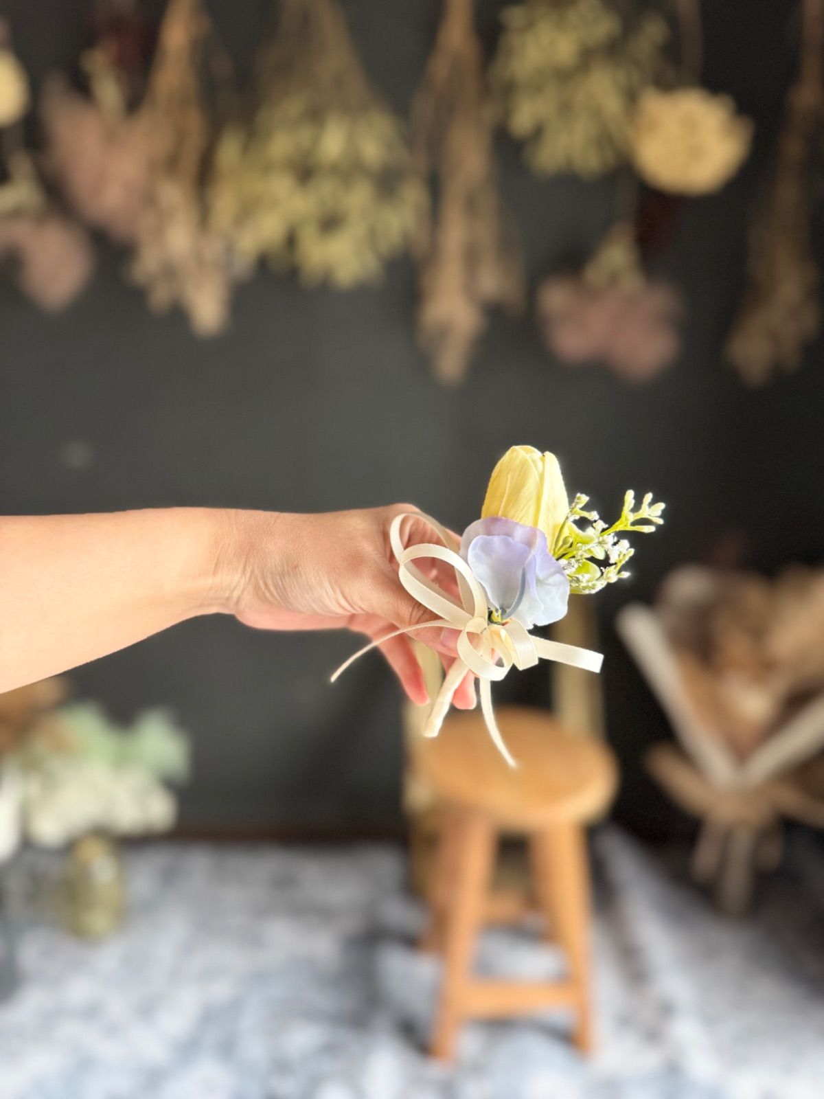 白アネモネ×サーモンピンク×水色クラッチブーケ ブートニア