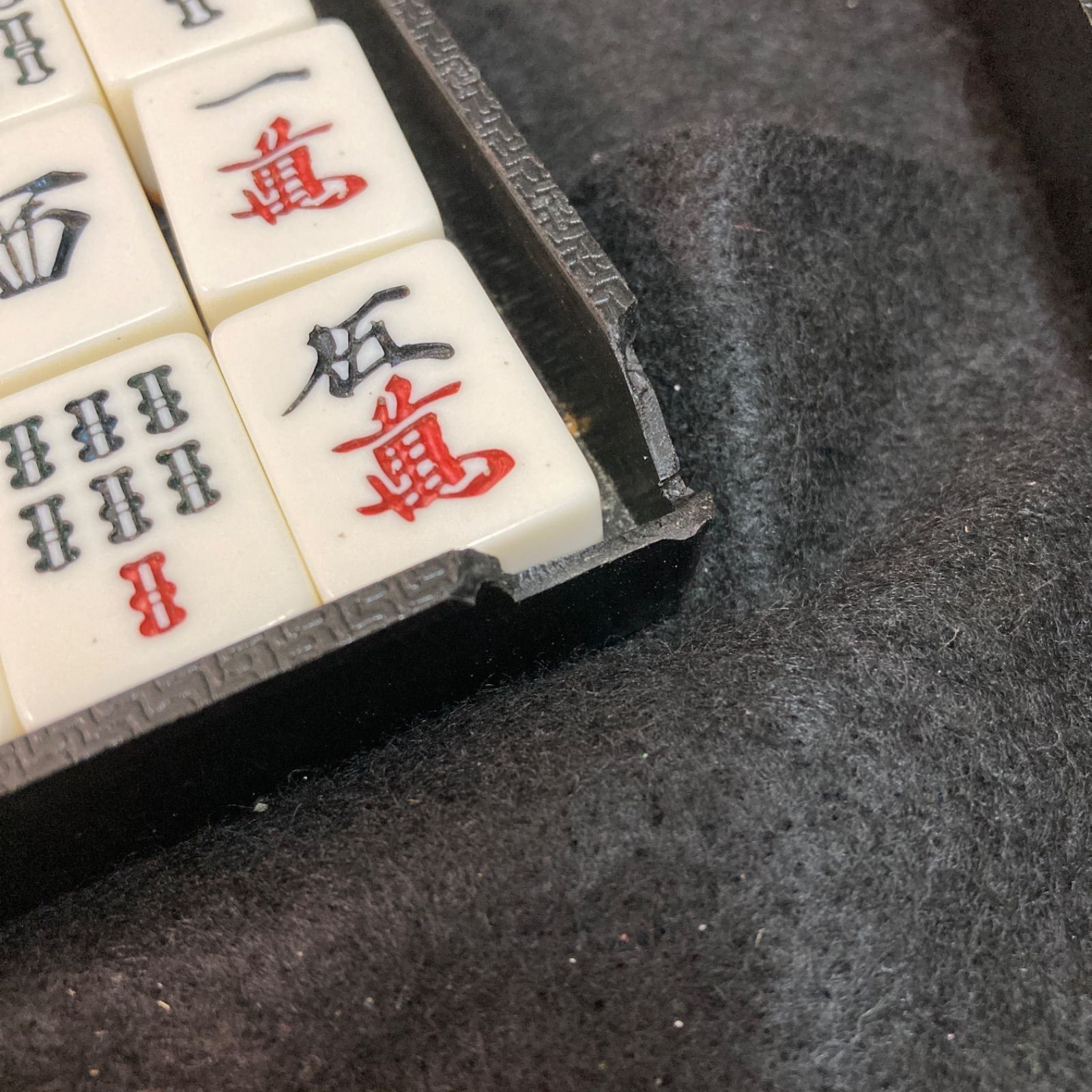 【極美品】東京麻雀株式会社 麻雀牌 麻雀パイ ハードケース付 麻雀牌セット ケース付き 牌サイズ20mm×13mm 麻雀牌 麻雀パイ