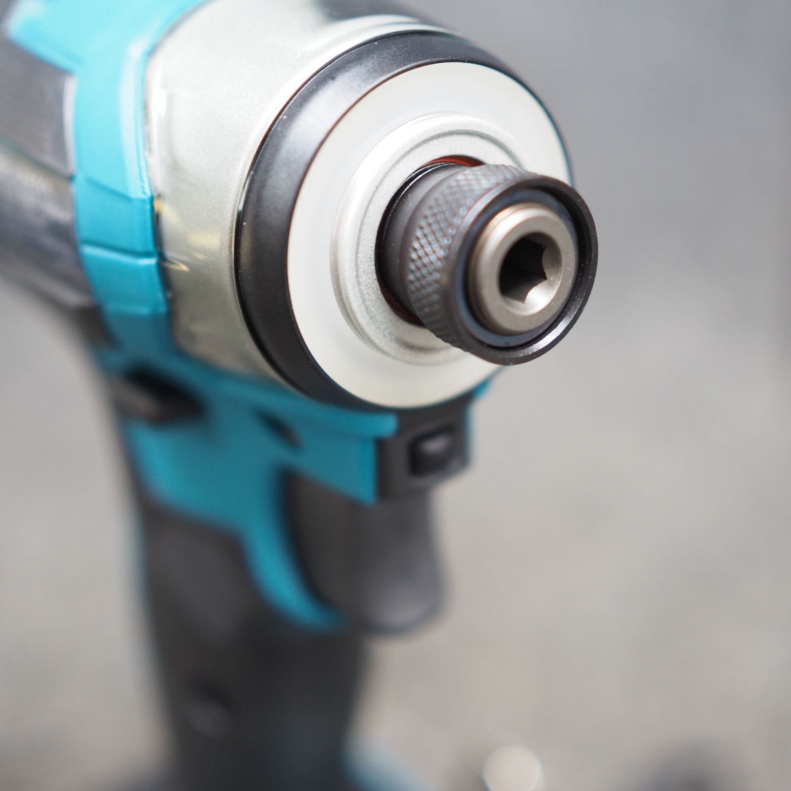 コードレスインパクトドライバー