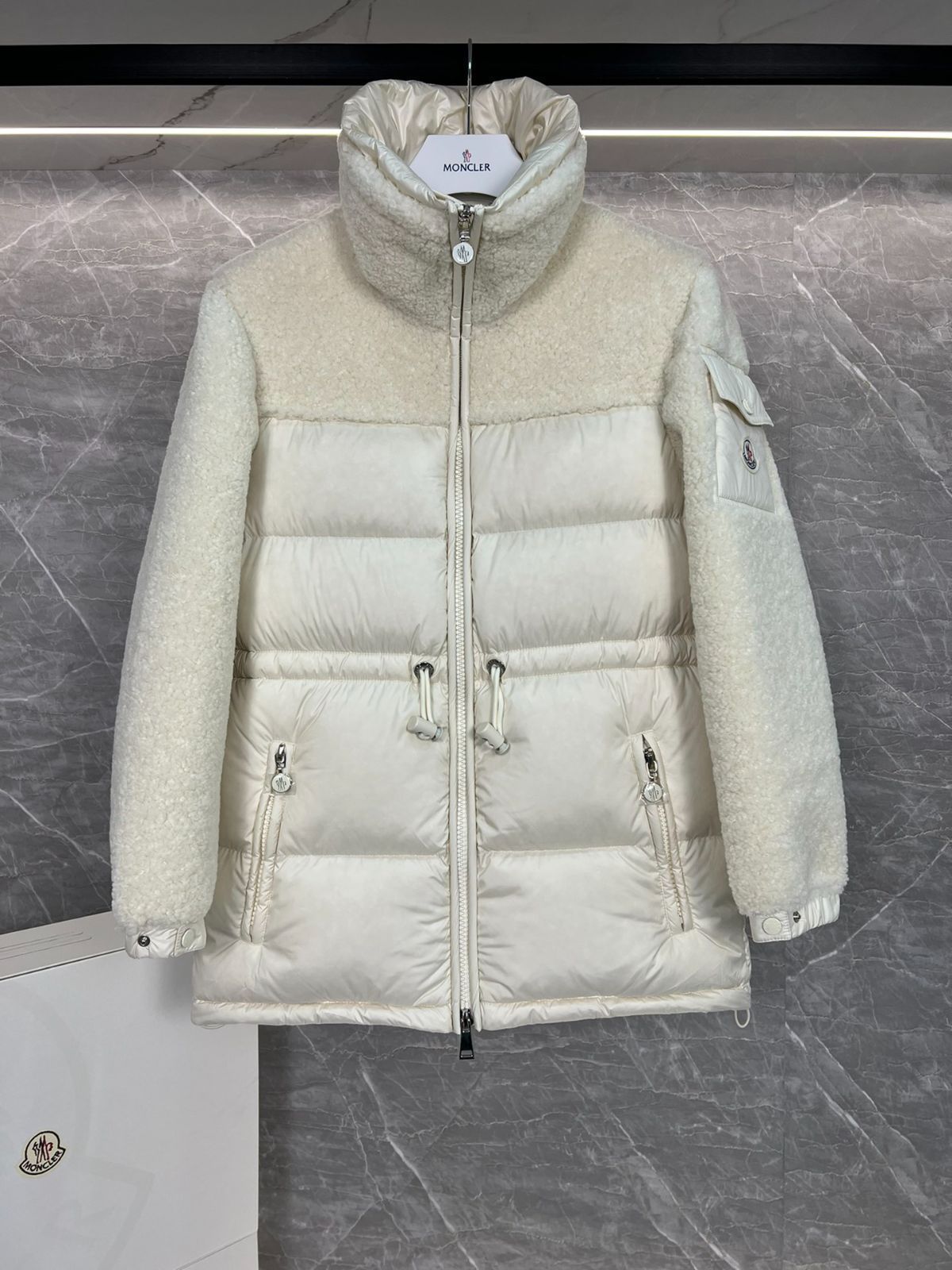 モンクレール MONCLER ダウンジャケット ベージュ　真贋不明 MONCLERモンクレール ベージュ Escautショートレディースダウン