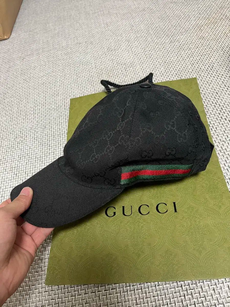 デパートでのショッピング GUCCI グッチ シグニチャー 帽子 ブラック