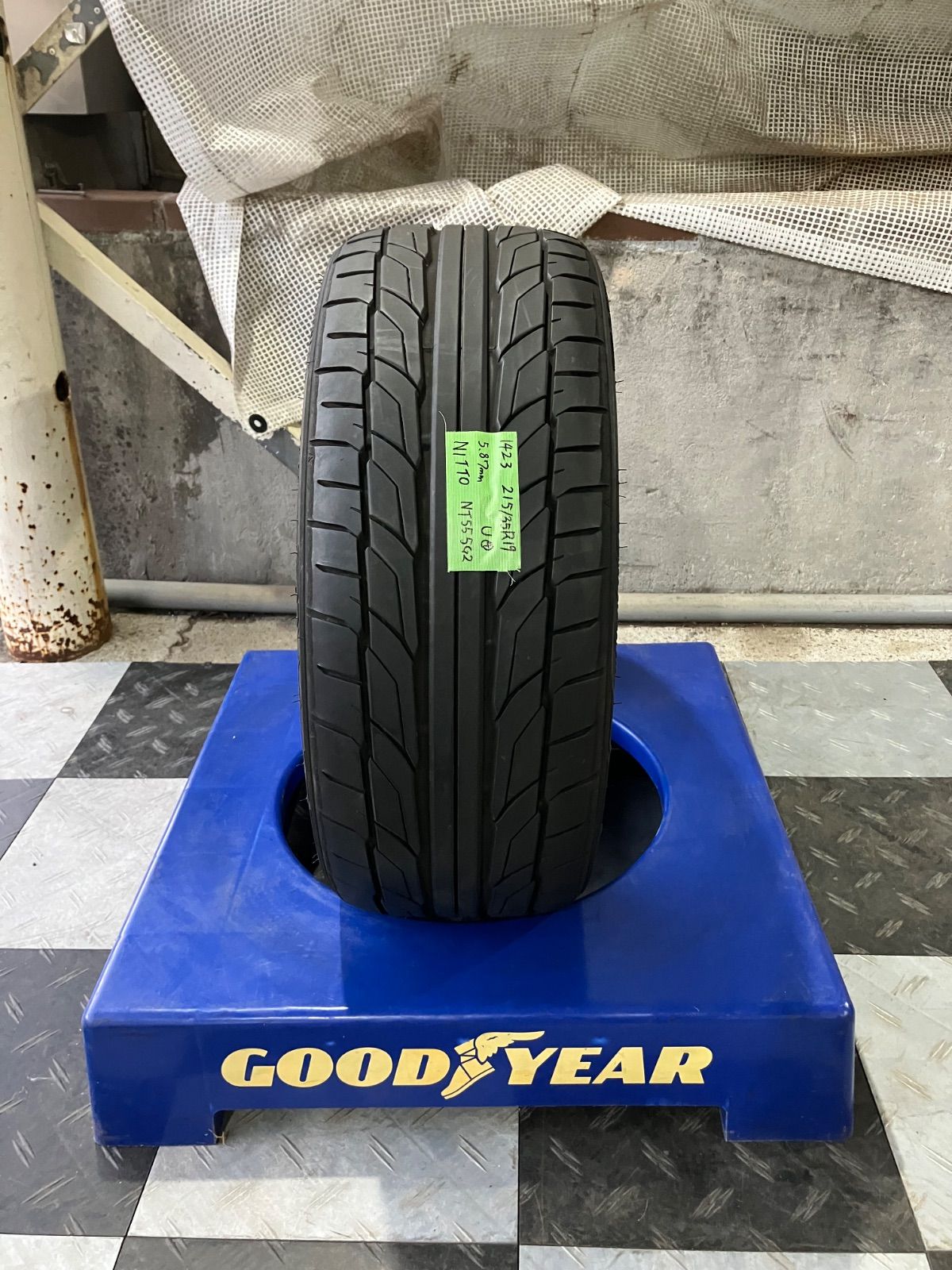送料込み］ 215/35R19 NITTO NT555G2 ニットー 中古タイヤ4本セット