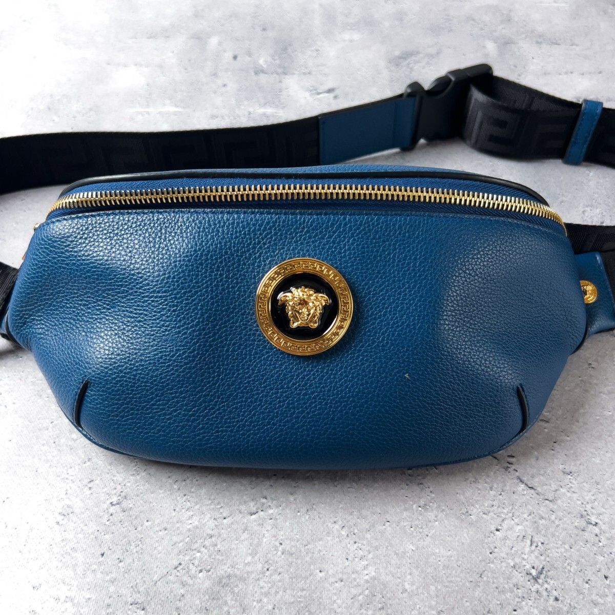 美品 VERSACE ウエストポーチ レザー ボディバッグ 青 メデューサ 金具 