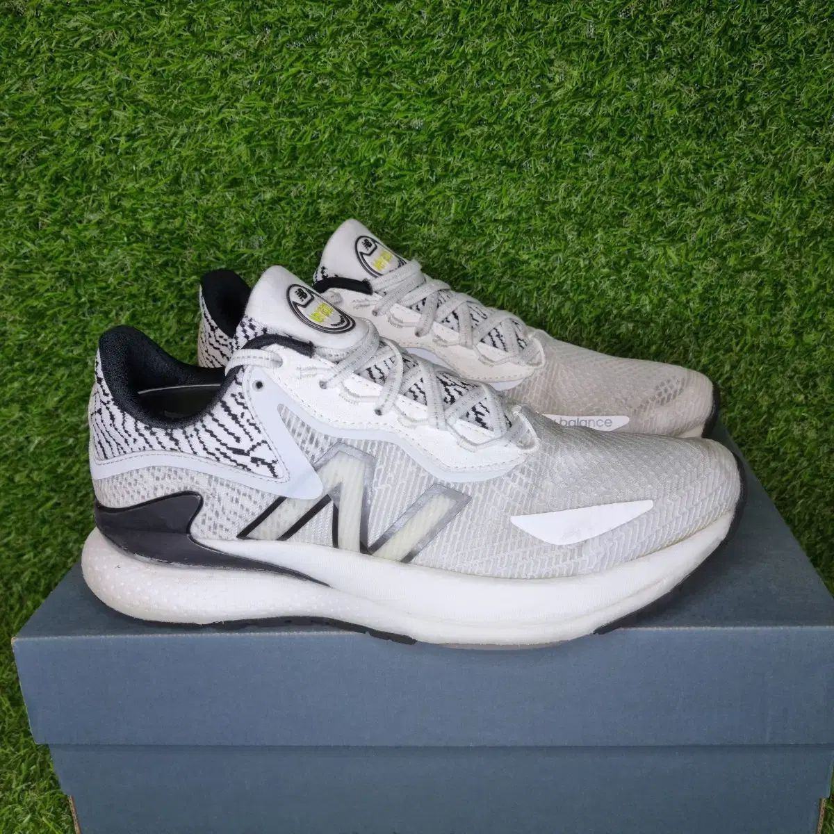 ニューバランス ランニングシューズ 白 ブラック パータン 270