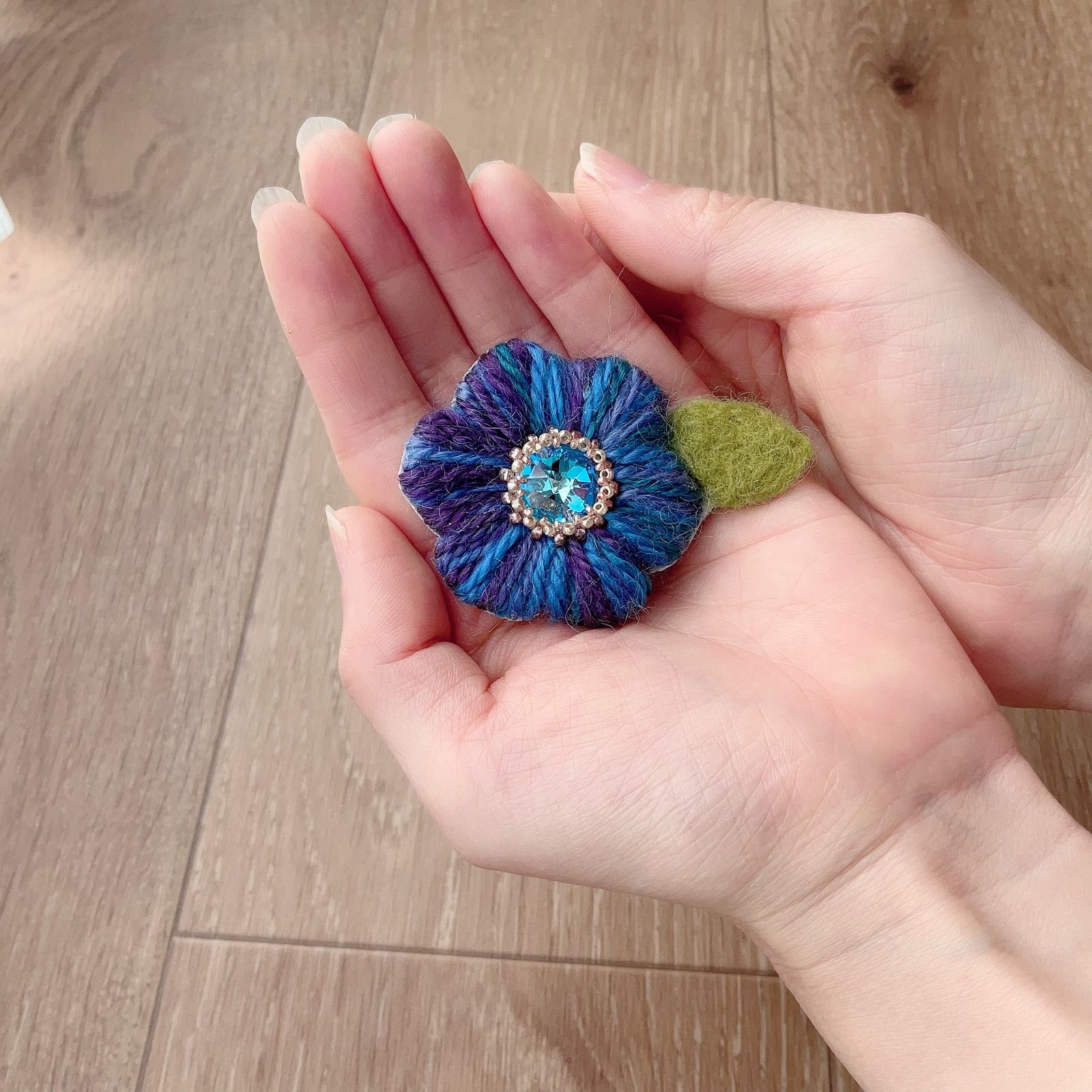 ふっくらお花の毛糸刺繍ブローチ 青 ベリーカラー - メルカリ