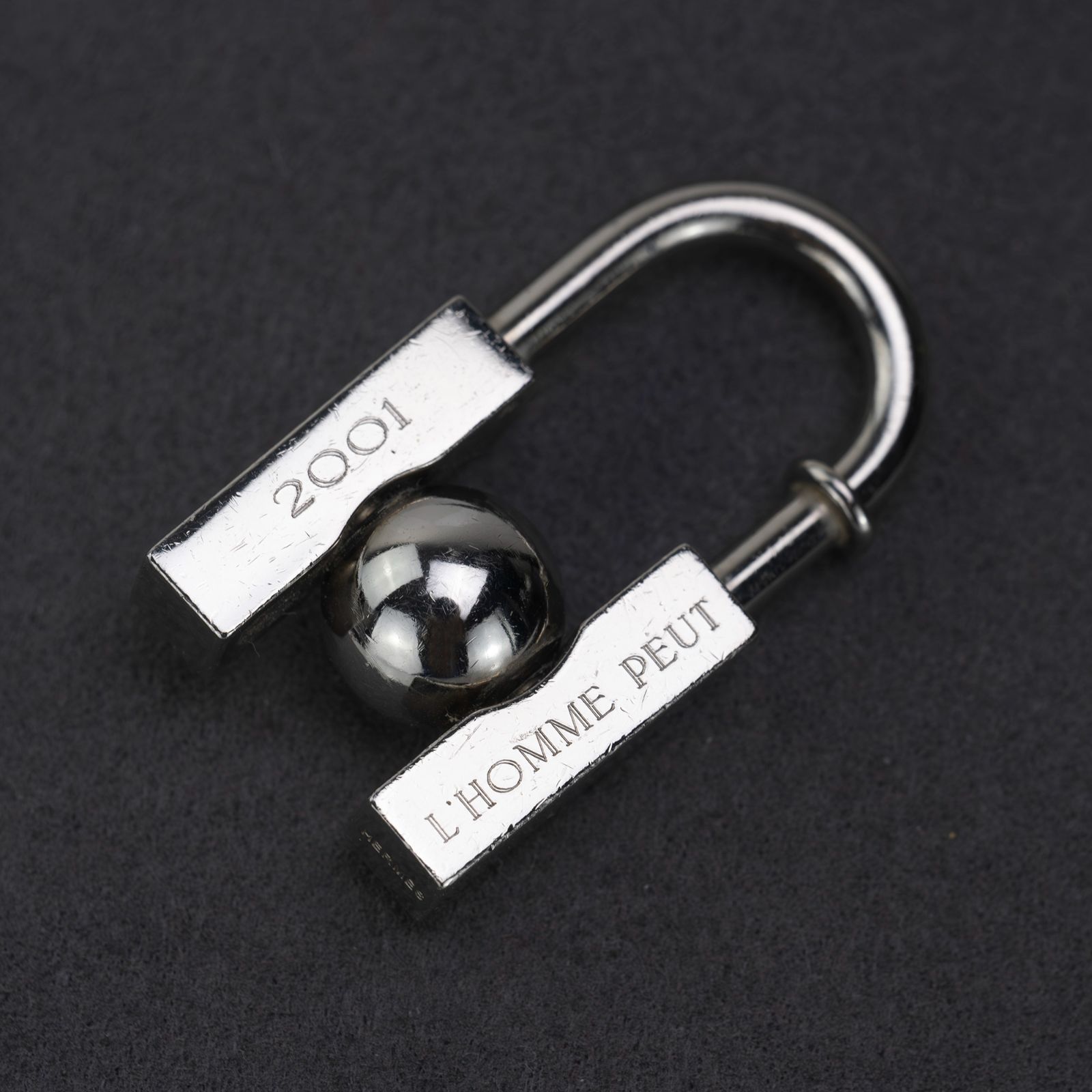 エルメス HERMES カデナチャーム 2001年 限定品 「L'HOMME PEUT