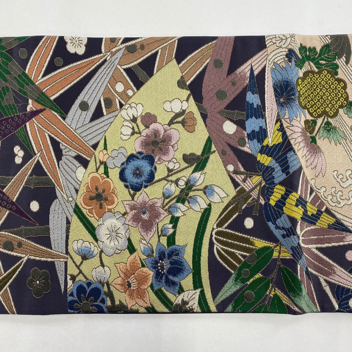 袋帯 美品 逸品 落款 白綾苑大庭 花 有職文様 箔 灰茶 六