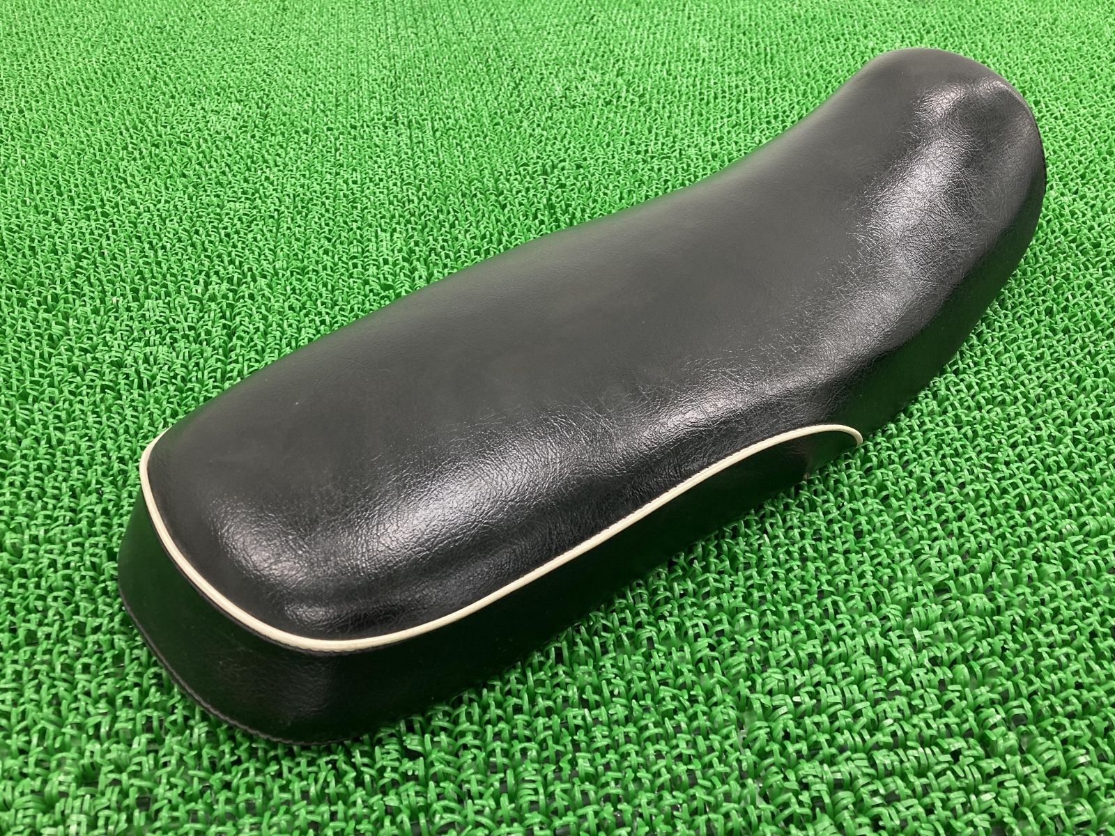 HONDA エイプ50中古シート ブラック エイプ50 シート 社外 中古 バイク 部品 AC16-1010*** スムース白パイピングシート  エイプ100 張替ベースに HONDA APE100 エイプ100 シート張替え| バイクシート張替え1週間スピード仕上げ カスタムシート ドットジェイピー