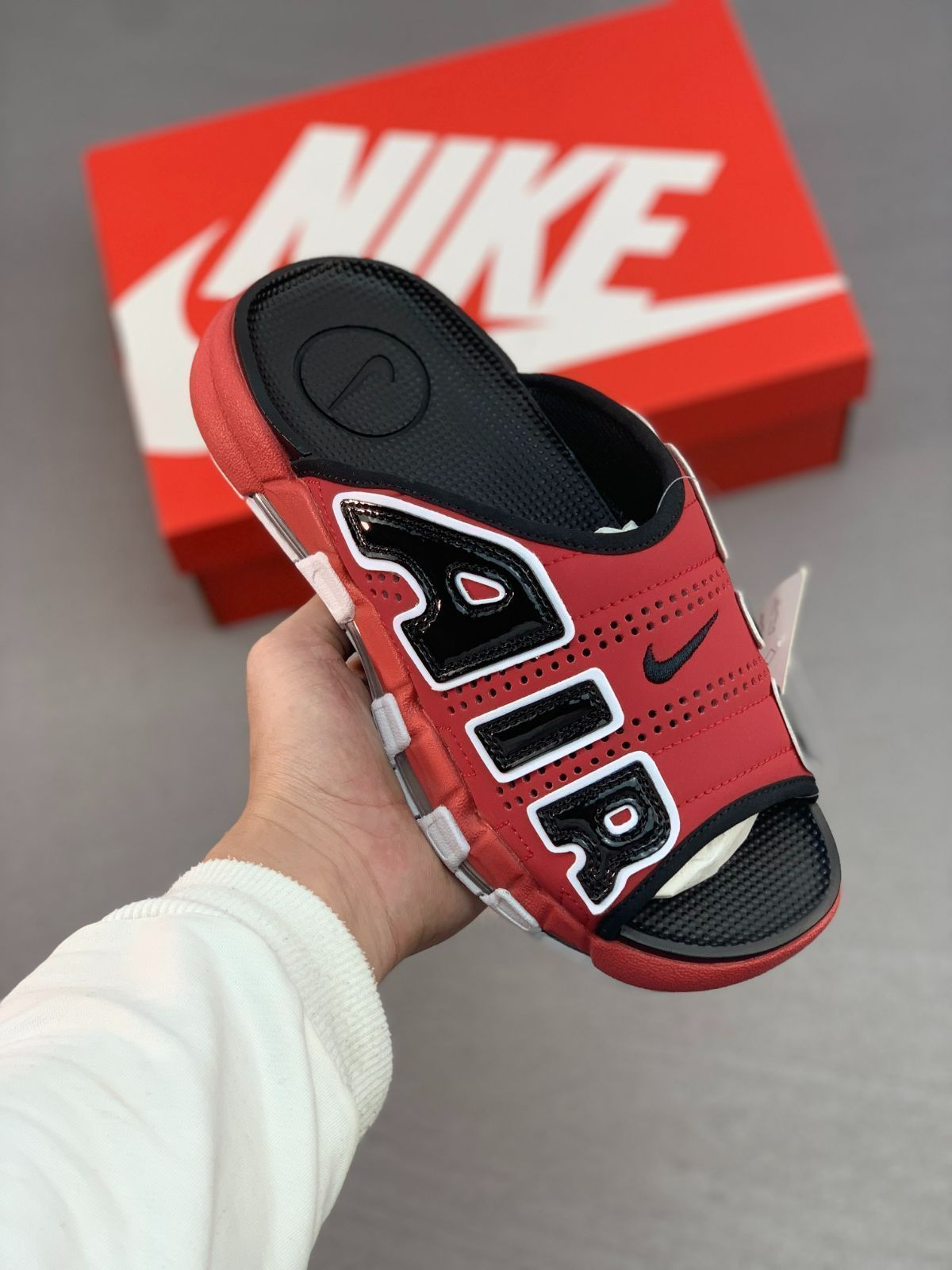 新品 未使用 NIKE ナイキ エアモアアップテンポ スライド ブレッド ブルズ 男女兼用 red