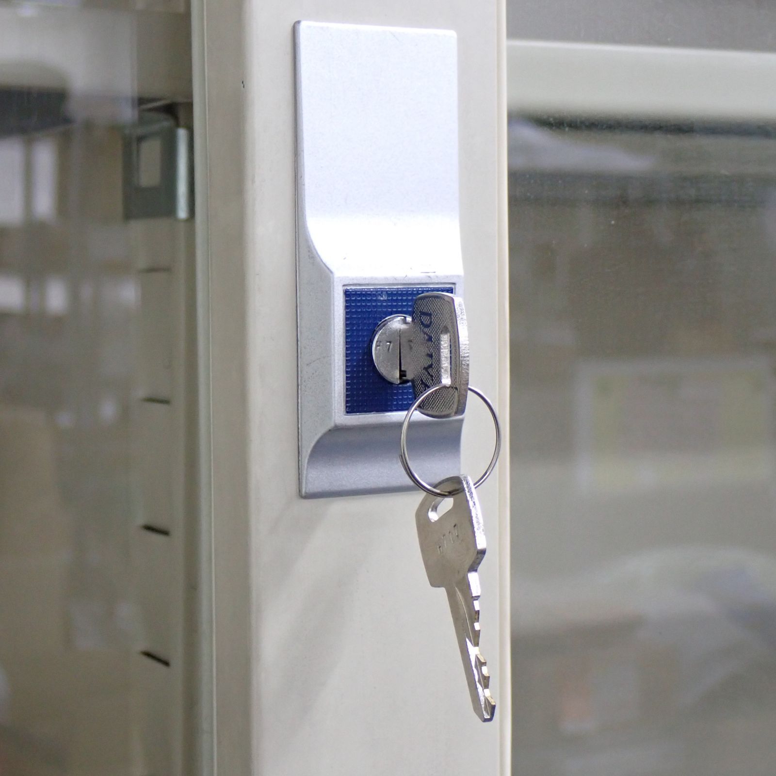 ITOKI イトーキ 鍵付きガラススライド上下書庫 キャビネット アイボリー 仕切り部品付属 直接引き取り 岐阜市