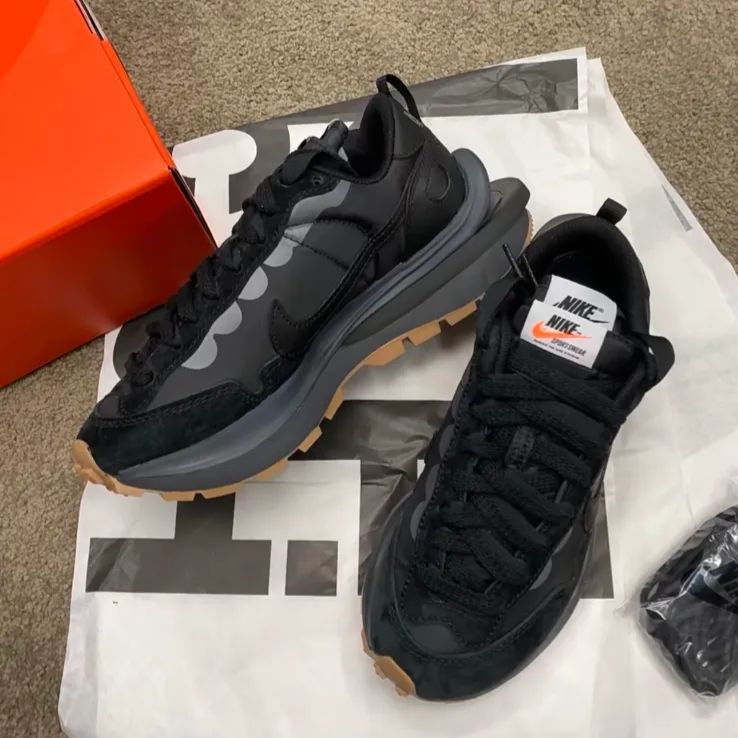 人気 Sacai × Nike VaporWaffle Black Gum メンズ スニーカー 箱付 ブラック